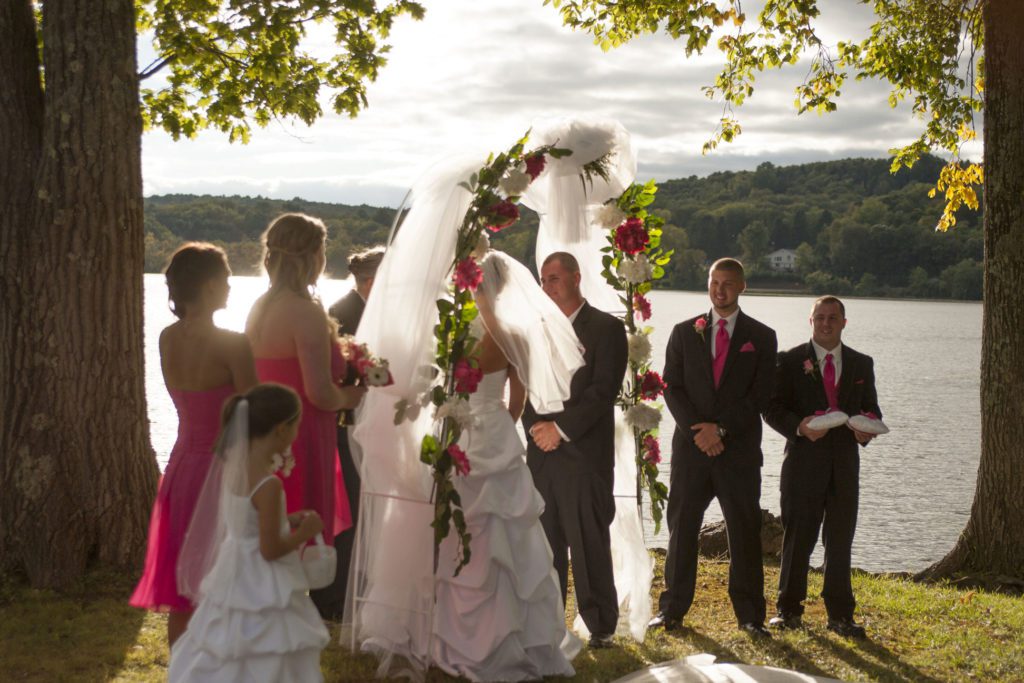 Perfect Wedding photo lakeside 